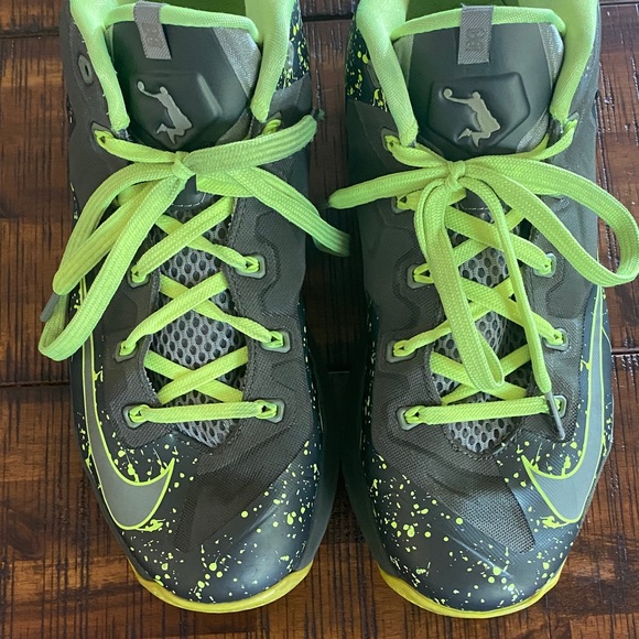 Nike Men Gray and Neon Green Sneakers - Picture 11 of 13